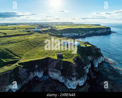 Scogliere sopra Flamborough Seawatch Observatory da un drone, Flamborough, Yorkshire, Inghilterra Foto Stock