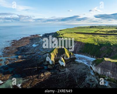 Scogliere sopra Flamborough Seawatch Observatory da un drone, Flamborough, Yorkshire, Inghilterra Foto Stock