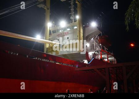 Nave da carico attraccata di notte nel porto di Sulina, Romania Foto Stock