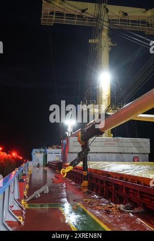 Ponte di una nave da carico di notte nel porto di Sulina, Romania Foto Stock