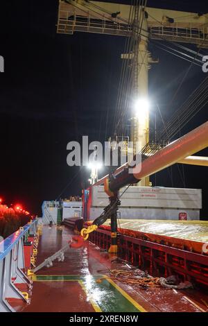 Ponte di una nave da carico di notte nel porto di Sulina, Romania Foto Stock