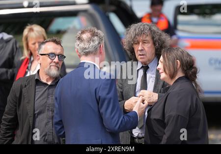 Stephen Rea (seconda a destra) a Mountshannon davanti alla sepoltura della scrittrice irlandese Edna o'Brien a Holy Island nella contea di Clare. Data foto: Sabato 10 agosto 2024. Foto Stock