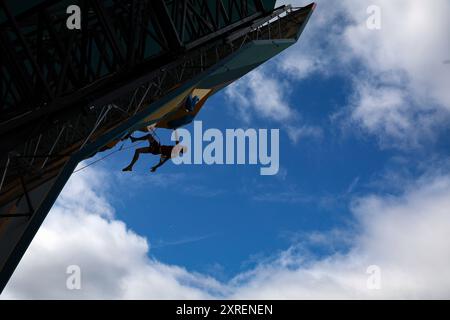 PARIGI, FRANCIA - 09 AGOSTO: Jakob Schubert della squadra austriaca gareggia durante la gara maschile Boulder & Lead, Final Lead il giorno 14 dei Giochi Olimpici di Parigi 2024 presso le Bourget Sport Climbing Venue il 9 agosto 2024 a Parigi, Francia. © diebilderwelt / Alamy Stock Foto Stock