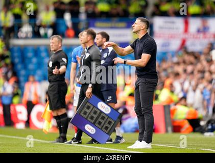 Il manager del Portsmouth John Mousinho (a destra) durante lo Sky Bet Championship match a Elland Road, Leeds. Data foto: Sabato 10 agosto 2024. Foto Stock