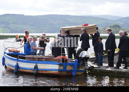 La bara della scrittrice irlandese Edna o'Brien viaggia in barca attraverso Lough Derg da Mountshannon a Holy Island nella contea di Clare, prima della sua sepoltura. Data foto: Sabato 10 agosto 2024. Foto Stock