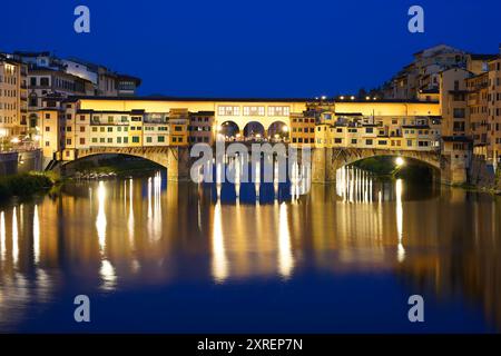 Ponte Vecchio durante una notte estiva 2024 a Firenze, Toscana, Italia Foto Stock