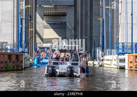 Cottbus, Germania. 10 agosto 2024. Le navi entrano nel nuovo skilift Niederfinow. Il 90° anniversario dell'operatività dell'ascensore per barche Niederfinow sarà celebrato con un festival che si svolge tutto il giorno sabato 10 agosto 2024. La giornata del patrimonio industriale del Brandeburgo, organizzata dalla rete del turismo del patrimonio industriale del Brandeburgo e dall'Associazione del Museo del Brandeburgo, si svolgerà contemporaneamente. Crediti: Frank Hammerschmidt/dpa/Alamy Live News Foto Stock