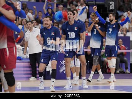 Parigi, Francia. 10 agosto 2024. Benjamin Toniutti (6) e Yacine Louati (19) festeggiano dopo aver vinto la medaglia d'oro maschile di pallavolo tra Francia e Polonia durante i Giochi Olimpici di Parigi 2024, alla South Paris Arena 1 di Parigi, in Francia, il 10 agosto 2024. Foto di Nicolas Gouhier/ABACAPRESS. COM credito: Abaca Press/Alamy Live News Foto Stock