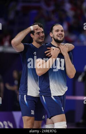 Parigi, Francia. 10 agosto 2024. Yacine Louati (19) e Antoine Brizard (11) festeggiano dopo aver vinto la medaglia d'oro maschile di pallavolo tra Francia e Polonia durante i Giochi Olimpici di Parigi 2024, alla South Paris Arena 1 di Parigi, in Francia, il 10 agosto 2024. Foto di Nicolas Gouhier/ABACAPRESS. COM credito: Abaca Press/Alamy Live News Foto Stock