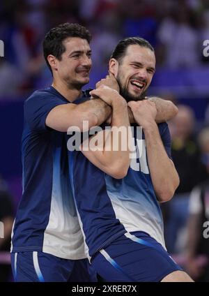 Parigi, Francia. 10 agosto 2024. Yacine Louati (19) e Antoine Brizard (11) festeggiano dopo aver vinto la medaglia d'oro maschile di pallavolo tra Francia e Polonia durante i Giochi Olimpici di Parigi 2024, alla South Paris Arena 1 di Parigi, in Francia, il 10 agosto 2024. Foto di Nicolas Gouhier/ABACAPRESS. COM credito: Abaca Press/Alamy Live News Foto Stock