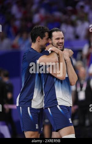 Parigi, Francia. 10 agosto 2024. Yacine Louati (19) e Antoine Brizard (11) festeggiano dopo aver vinto la medaglia d'oro maschile di pallavolo tra Francia e Polonia durante i Giochi Olimpici di Parigi 2024, alla South Paris Arena 1 di Parigi, in Francia, il 10 agosto 2024. Foto di Nicolas Gouhier/ABACAPRESS. COM credito: Abaca Press/Alamy Live News Foto Stock