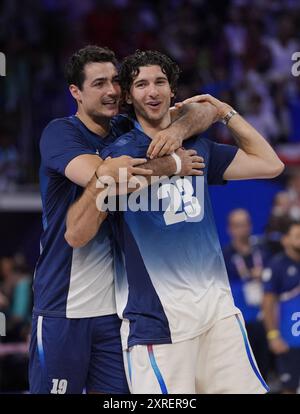 Parigi, Francia. 10 agosto 2024. Yacine Louati (19) e Timothee Carle (23) festeggiano dopo aver vinto la medaglia d'oro maschile di pallavolo tra Francia e Polonia durante i Giochi Olimpici di Parigi 2024, alla South Paris Arena 1 di Parigi, in Francia, il 10 agosto 2024. Foto di Nicolas Gouhier/ABACAPRESS. COM credito: Abaca Press/Alamy Live News Foto Stock