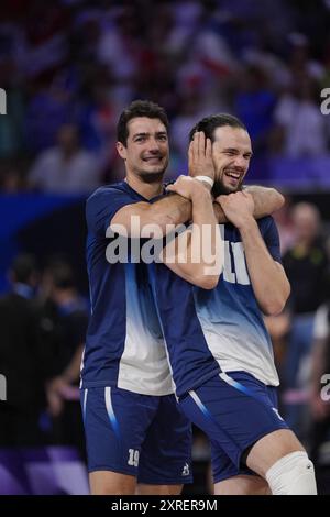 Parigi, Francia. 10 agosto 2024. Yacine Louati (19) e Antoine Brizard (11) festeggiano dopo aver vinto la medaglia d'oro maschile di pallavolo tra Francia e Polonia durante i Giochi Olimpici di Parigi 2024, alla South Paris Arena 1 di Parigi, in Francia, il 10 agosto 2024. Foto di Nicolas Gouhier/ABACAPRESS. COM credito: Abaca Press/Alamy Live News Foto Stock