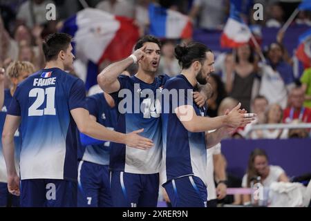 Parigi, Francia. 10 agosto 2024. Yacine Louati (19) e Antoine Brizard (11) festeggiano dopo aver vinto la medaglia d'oro maschile di pallavolo tra Francia e Polonia durante i Giochi Olimpici di Parigi 2024, alla South Paris Arena 1 di Parigi, in Francia, il 10 agosto 2024. Foto di Nicolas Gouhier/ABACAPRESS. COM credito: Abaca Press/Alamy Live News Foto Stock