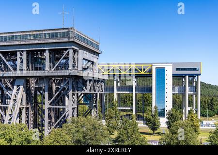 Cottbus, Germania. 10 agosto 2024. Le persone sono sulle piattaforme dell'ascensore Niederfinow. Il 90° anniversario dell'operatività dell'ascensore per barche Niederfinow sarà celebrato con un festival che si svolge tutto il giorno sabato 10 agosto 2024. La giornata del patrimonio industriale del Brandeburgo, organizzata dalla rete del turismo del patrimonio industriale del Brandeburgo e dall'Associazione del Museo del Brandeburgo, si svolgerà contemporaneamente. Crediti: Frank Hammerschmidt/dpa/Alamy Live News Foto Stock