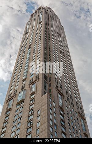 30 Park Place/27 Barclay Street, Tribeca, è il Four Seasons Hotel and Residences, progettato da Robert A.M. Stern, completato nel 2016. Foto Stock