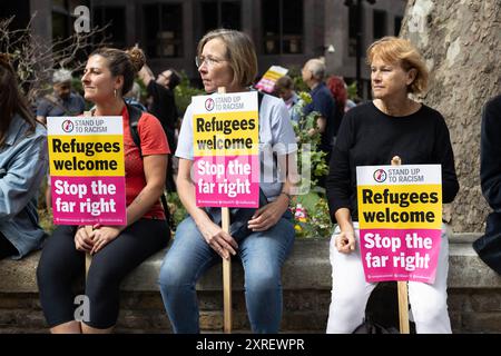 Londra, Regno Unito. 10 agosto 2024. I manifestanti si sono riuniti al di fuori dell'ex ufficio di riforma del Regno Unito, che è stato lasciato libero solo due giorni fa, per iniziare una lotta contro la manifestazione razzista. La protesta arriva in risposta ai recenti disordini e a un'ondata di attività di estrema destra Credit: Sinai Noor/Alamy Live News Foto Stock