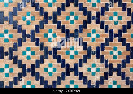 Antiche piastrelle di ceramica con un tradizionale ornamento uzbeko decorano le pareti della moschea islamica Hazrati Imam a Tashkent in Uzbekistan Foto Stock
