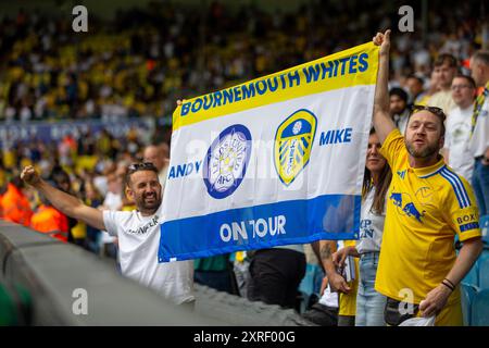 Elland Road, Leeds, Yorkshire, Regno Unito. 10 agosto 2024. EFL Championship Football, Leeds United contro Portsmouth; i tifosi del Leeds lanciano una bandiera credito: Action Plus Sports/Alamy Live News Foto Stock