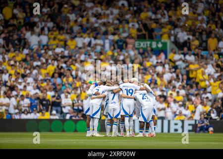 Elland Road, Leeds, Yorkshire, Regno Unito. 10 agosto 2024. EFL Championship Football, Leeds United contro Portsmouth; Last minute huddle per Leeds Credit: Action Plus Sports/Alamy Live News Foto Stock