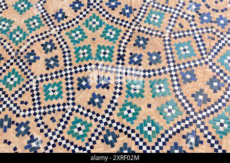 Antiche piastrelle di ceramica con un tradizionale ornamento uzbeko decorano le pareti della moschea islamica Hazrati Imam a Tashkent in Uzbekistan Foto Stock