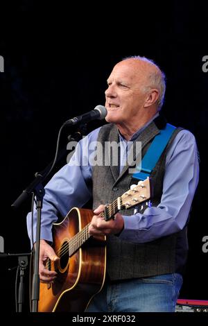 Williamscot, Regno Unito. 10 agosto 2024. Il comico inglese, cantante folk e chitarrista Richard Digance si esibisce dal vivo sul palco della Cropedy Convention di Fairport. Richard Digance è un ex membro del gruppo folk britannico Pisces, e ha supportato Jethro Tull, Steeleye Span, Tom Jones, Elkie Brooks, Supertramp e Joan Armatrading. Ha lavorato per la BBC radio presentando il suo show "A Digence Indulgence" che è andato in onda per 7 anni Credit: SOPA Images Limited/Alamy Live News Foto Stock