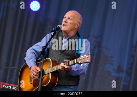 Williamscot, Regno Unito. 10 agosto 2024. Il comico inglese, cantante folk e chitarrista Richard Digance si esibisce dal vivo sul palco della Cropedy Convention di Fairport. Richard Digance è un ex membro del gruppo folk britannico Pisces, e ha supportato Jethro Tull, Steeleye Span, Tom Jones, Elkie Brooks, Supertramp e Joan Armatrading. Ha lavorato per la BBC radio presentando il suo show "A Digence Indulgence" che è andato in onda per 7 anni Credit: SOPA Images Limited/Alamy Live News Foto Stock