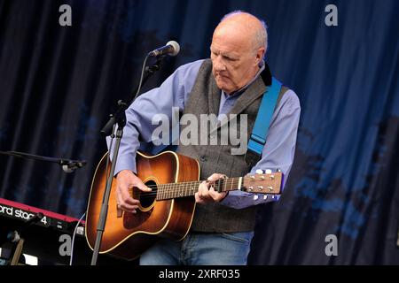 Williamscot, Regno Unito. 10 agosto 2024. Il comico inglese, cantante folk e chitarrista Richard Digance si esibisce dal vivo sul palco della Cropedy Convention di Fairport. Richard Digance è un ex membro del gruppo folk britannico Pisces, e ha supportato Jethro Tull, Steeleye Span, Tom Jones, Elkie Brooks, Supertramp e Joan Armatrading. Ha lavorato per la BBC radio presentando il suo show "A Digence Indulgence" che è andato in onda per 7 anni Credit: SOPA Images Limited/Alamy Live News Foto Stock