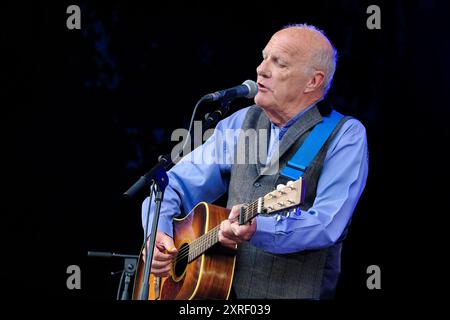 Williamscot, Regno Unito. 10 agosto 2024. Il comico inglese, cantante folk e chitarrista Richard Digance si esibisce dal vivo sul palco della Cropedy Convention di Fairport. Richard Digance è un ex membro del gruppo folk britannico Pisces, e ha supportato Jethro Tull, Steeleye Span, Tom Jones, Elkie Brooks, Supertramp e Joan Armatrading. Ha lavorato per la BBC radio presentando il suo show "A Digence Indulgence" che è andato in onda per 7 anni Credit: SOPA Images Limited/Alamy Live News Foto Stock