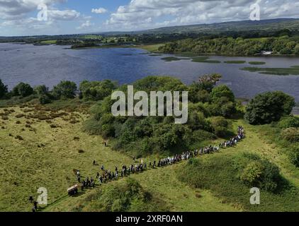 Il funerale della scrittrice irlandese Edna o'Brien si svolge a Holy Island nella contea di Clare. O'Brien, romanziere, scrittore di racconti, memoirista, poeta e drammaturgo, e' morto all'età di 93 anni il mese scorso dopo una lunga malattia. Data foto: Sabato 10 agosto 2024. Foto Stock