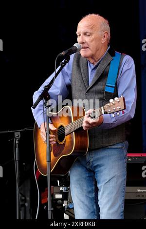 Il comico inglese, cantante folk e chitarrista Richard Digance si esibisce dal vivo sul palco della Cropedy Convention di Fairport. Richard Digance è un ex membro del gruppo folk britannico Pisces, e ha supportato Jethro Tull , Steeleye Span, Tom Jones, Elkie Brooks, Supertramp e Joan Armatrading. Ha lavorato per la BBC radio presentando il suo show "A Digence Indulgence" che è andato in onda per 7 anni (foto di Dawn Fletcher-Park / SOPA Images / Sipa USA) Foto Stock