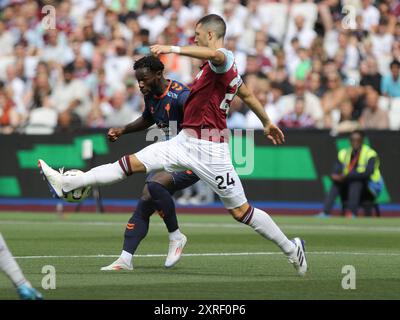 Londra, Regno Unito. 10 agosto 2024. Londra, Inghilterra, 10 agosto 2024: Jonathan Bamba (17 RC Celta de Vigo) e Guido Rodriguez (24 West Ham United) durante la partita della Betway Cup tra West Ham United e RC Celta de Vigo al London Stadium di Londra, Inghilterra. (Jay Patel/SPP) credito: SPP Sport Press Photo. /Alamy Live News Foto Stock