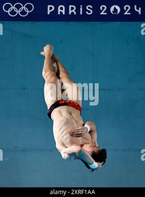 Saint Denis. 10 agosto 2024. Cao Yuan della Cina gareggia durante la finale maschile di 10 m di piattaforma di immersione ai Giochi Olimpici di Parigi 2024 a Saint-Denis, Francia, 10 agosto 2024. Crediti: Zhang Yuwei/Xinhua/Alamy Live News Foto Stock