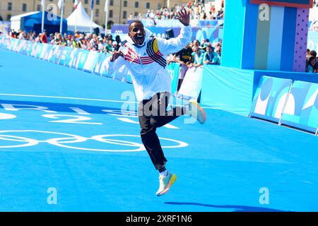 Parigi, Francia. 10 agosto 2024. Bashir Abdi, medaglia d'argento del Team Belgium, celebra di fronte all'Hotel des Invalides dopo la cerimonia della medaglia dopo aver partecipato alla Maratona maschile durante il giorno 15 della Maratona di Atletica - Giochi Olimpici di Parigi 2024 all'Esplanade Des Invalides il 10 agosto 2024 a Parigi, Francia. Crediti: Saolab/Alamy Live News Foto Stock