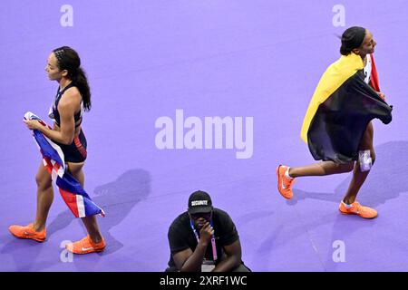 Parigi, Francia. 09 agosto 2024. Katarina Johnson-Thompson della Gran Bretagna e l'atleta belga Nafissatou Thiam nella foto dopo l'eptathlon femminile alla competizione di atletica ai Giochi Olimpici di Parigi 2024, venerdì 9 agosto 2024 a Parigi, in Francia. I Giochi della XXXIII Olimpiade si svolgono a Parigi dal 26 luglio all'11 agosto. La delegazione belga conta 165 atleti in 21 sport. BELGA FOTO DIRK WAEM credito: Belga News Agency/Alamy Live News Foto Stock