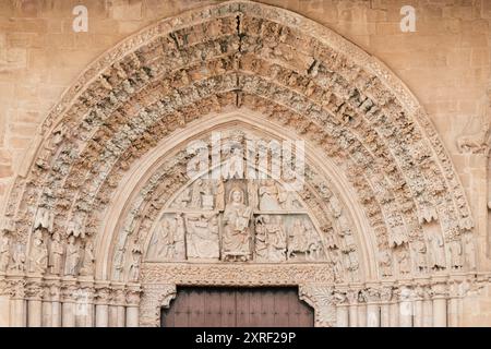 Grandeur gotica: L'intricato arcata chiesa di Santa Maria la Real a Olite (Navarra, Spagna) Foto Stock