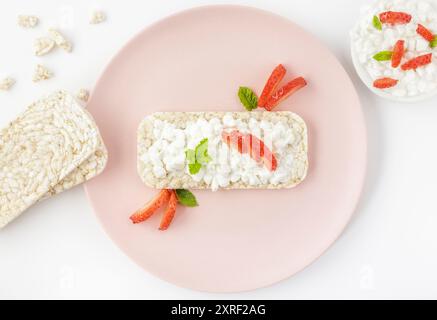 Torta di riso con ricotta e fragole su un piatto rosa Foto Stock