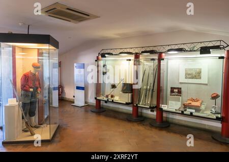 Sala espositiva dell'armeria a Castel Sant Angelo (Castello dell'Angelo Santo), all'interno di Roma, Italia. Foto Stock