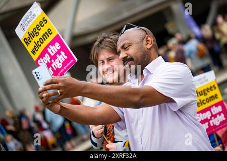 Edimburgo, Scozia. 10 giugno 2024. I partecipanti alla protesta Stop the far Right si riuniscono al Parlamento scozzese di Edimburgo. La manifestazione è stata organizzata dall'organizzazione Stand Up to Racism come parte di una giornata nazionale di protesta in tutto il Regno Unito dopo una settimana di disordini causati da estremisti di destra. Foto Stock