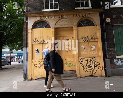 Church Bell Foundry, la Whitechapel Bell Foundry era un'azienda a Londra, fondata nel 1570. Al momento della chiusura nel 2017 era la più antica azienda manifatturiera della Gran Bretagna. Foto Stock