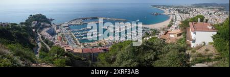 Blanes, Spagna - 10 agosto 2024: Viste estive di Blanes Beach e della Costa Brava, Catalogna Foto Stock