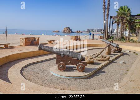 Blanes, Spagna - 10 agosto 2024: Cannoni medievali a Blanes Beach, Costa Brava, Catalogna Foto Stock