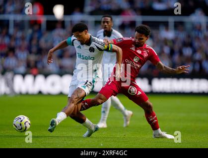 Jamal Lewis (a sinistra) del Newcastle United e Kenny Lala di Stade Brestois si battono per il pallone durante l'amichevole pre-stagione a St James' Park, Newcastle upon Tyne. Data foto: Sabato 10 agosto 2024. Foto Stock