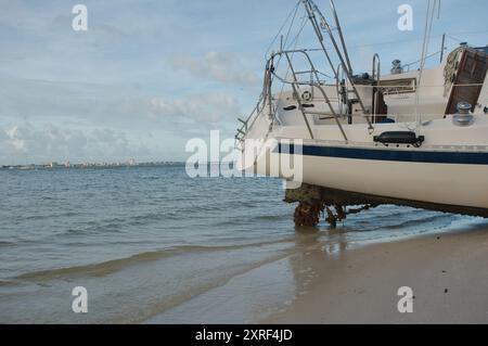 Barche a vela da spiaggia dopo una tempesta a Gulfport Beach in Florida. Barche e yacht sono arrivati dalla baia di Boca Ciega dopo forti venti. Domenica mattina presto Foto Stock
