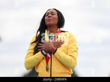 Parigi, Francia. 9 agosto 2024. Chelsea Hammond-Ross della Giamaica celebra con la sua medaglia di bronzo durante la cerimonia di riassegnazione della medaglia olimpica per il salto lungo femminile di atletica leggera dei Giochi Olimpici di Pechino 2008 al Champions Park per i Giochi Olimpici di Parigi 2024 a Parigi, Francia, 9 agosto 2024. Crediti: Luo Yuan/Xinhua/Alamy Live News Foto Stock