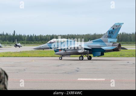 Daniel Rule, 18th Fighter Interceptor Squadron F-16 Fighting Falcon, e Gregory Guillot, Comandante, North American Aerospace Defense Foto Stock