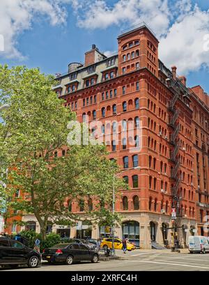 47 Hudson Street, Tribeca West Historic District, è una fabbrica di mattoni e pietre/magazzini/uffici convertita in residenziale con negozi. Foto Stock