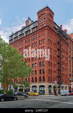 47 Hudson Street, Tribeca West Historic District, è una fabbrica di mattoni e pietre/magazzini/uffici convertita in residenziale con negozi. Foto Stock