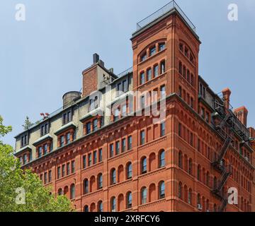 47 Hudson Street, Tribeca West Historic District, è una fabbrica di mattoni e pietre/magazzini/uffici convertita in residenziale con negozi. Foto Stock