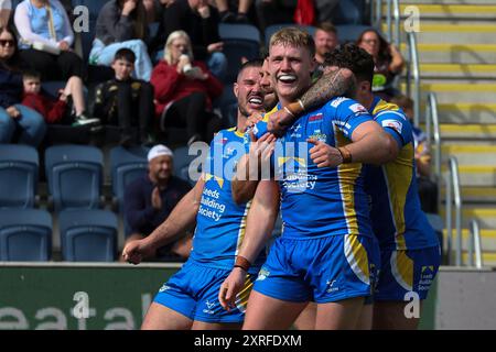 Leeds, Regno Unito. 10 agosto 2024. AMT Headingley Rugby Stadium, Leeds, West Yorkshire, 10 agosto 2024. Betfred Super League Leeds Rhinos contro Wigan Warriors James McDonnell (C) di Leeds Rhinos celebra la meta contro i Wigan Warriors con i compagni di squadra James Bentley e Brodie Croft Credit: Touchlinepics/Alamy Live News Foto Stock